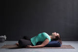 Liegender Schmetterling – Supta Baddha Konasana